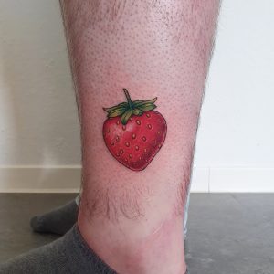 Buntes Erdbeeren Tattoo