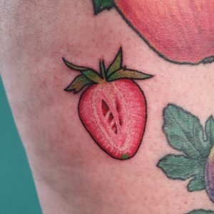 Buntes Erdbeeren Tattoo
