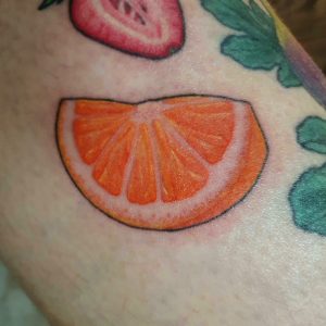 Buntes Orangen Tattoo
