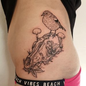 Vogel sitzt auf Schädel Tattoo