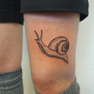 Scnecken Tattoo Holzschnitt-Stil