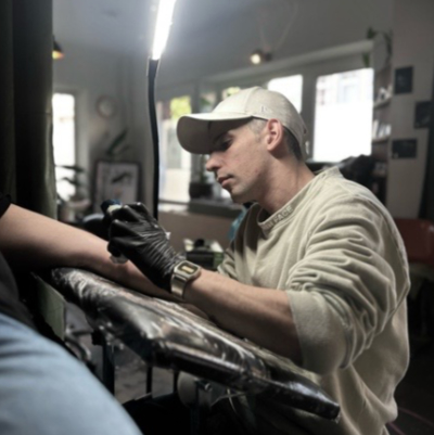 Foto von Ricky beim Tätowieren
