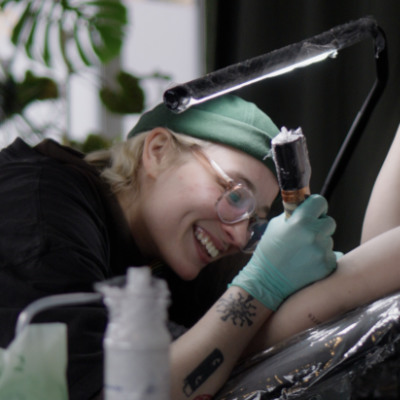 Foto von Bo beim Tätowieren