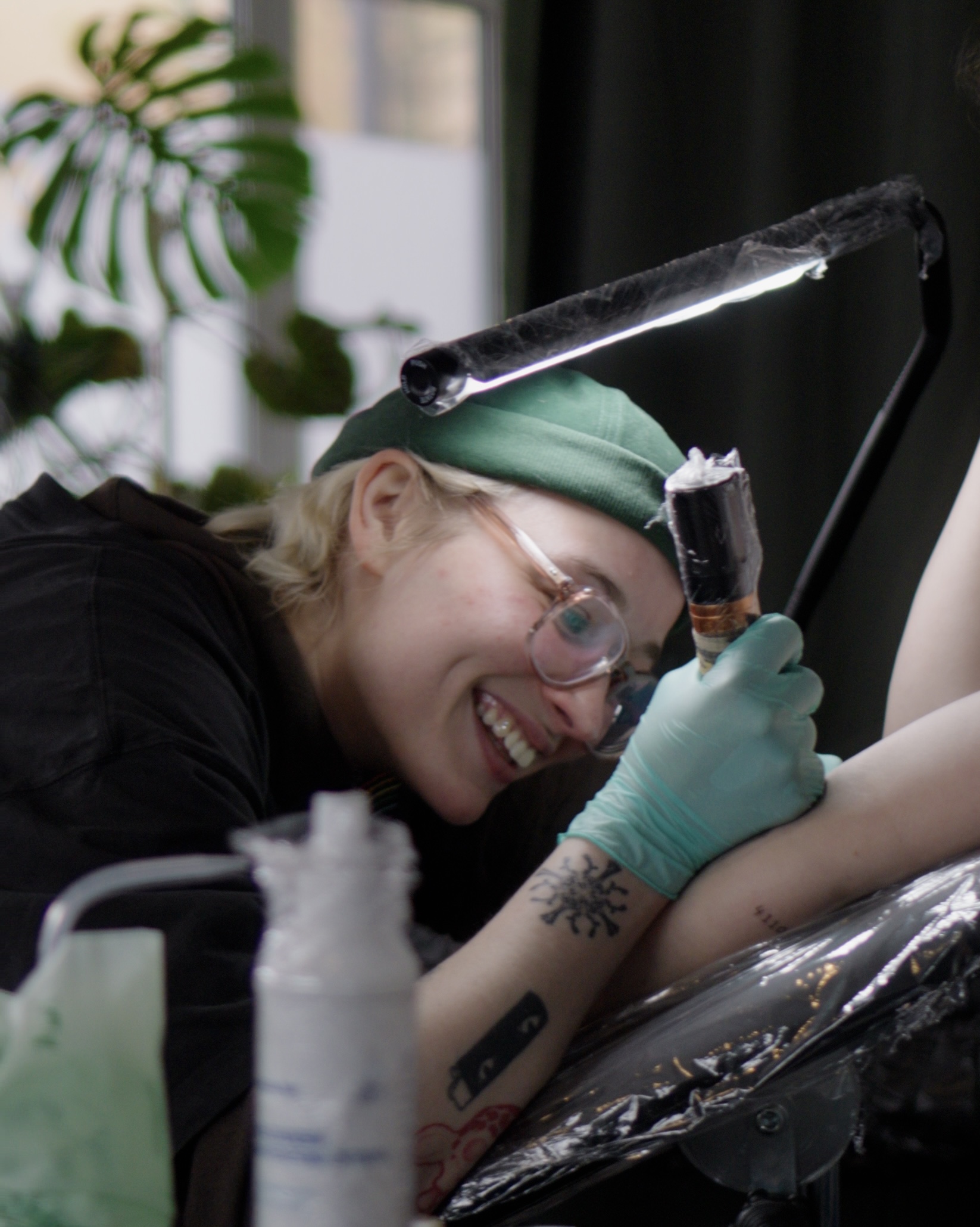 Foto von Bo beim Tätowieren